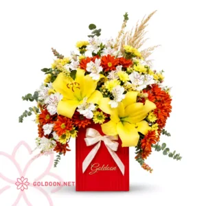 باکس گل کد 002 با گل های اورینتال زرد آلسترومریا سفید و کرزنتیا نارنجی برند گلدون در باکس قرمز روی پس‌زمینه سفید
