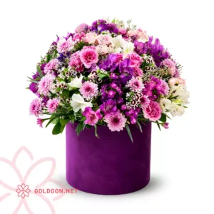 باکس گل کد 004 با گل آرایی بنفش و صورتی و سفید و تزئینات برگی و سبز در باکس مخملی بنفش