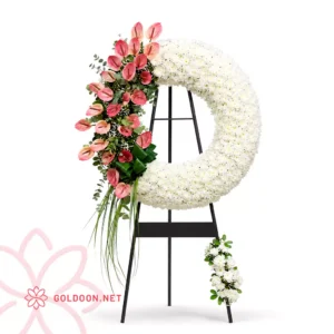 تاج گل کد 002 با ترکیب داوودی سفید، میخک سفید و آنتریوم صورتی روی پایه فلزی مشکی، فروشگاه گلدون