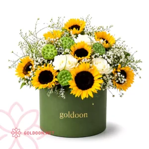 باکس گل کد 008 گلدون با آفتابگردان، رز سفید، ژیپسوفیلا و غلاف پسته دریایی در باکس استوانهای سبز