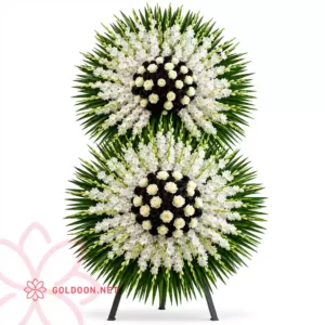 تاج گل کد 004 با طراحی 2 طبقه و ارتفاع 2.5 متر، شامل رز سفید و مشکی و گلایول سفید