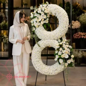 تاج گل کد 006 با ترکیب داوودی و انتریوم سفید در طراحی دو حلقه‌ای در فروشگاه گلدون