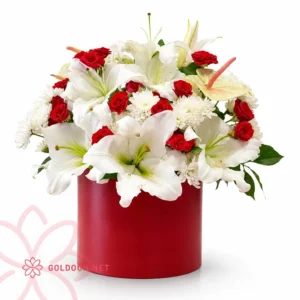 خرید آنلاین باکس گل کد 014 با گل های اورینتال سفید، رزهای مینیاتوری قرمز در باکس قرمز از فروشگاه گلدون،goldoon.net