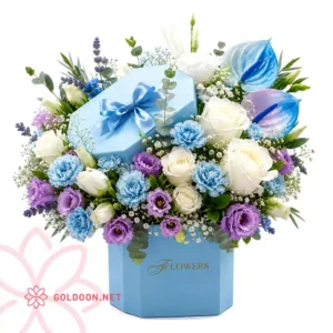 خرید باکس گل کد 018 گلدون با رز، لیسیانتوس، آلسترومریا، ژیپسوفیلا و باکس هدیه آبی از فروشگاه گلدون goldoon.net