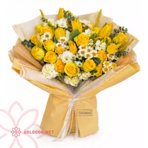 دسته گل زرد کد 009 با ترکیب رز هلندی زرد، مارگریت سفید، لاله زرد و برگ اکالیپتوس در بستهبندی لوکس