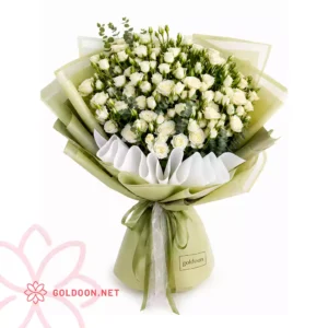 خرید دسته گل کد 011 با گل رز مینیاتوری سفید و برگ های اکالیپتوس با بسته بندی سبز زیتونی وسفید