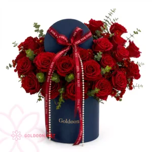خرید باکس گل کد 020؛ ترکیبی از رزهای قرمز تازه و باکس هدیه، مناسب برای تولد، سالگرد، ولنتاین و سایر مناسبتهای خاص. فروشگاه گلدون goldoon.net