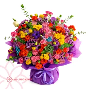 جار گل کد 008 از فروشگاه گلدون؛ با ترکیبی از رز مینیاتوری، داوودی، آلسترومریا و گل‌های مکمل فصلی،با تم رنگی بنفش داخل گلدان شیشه ای