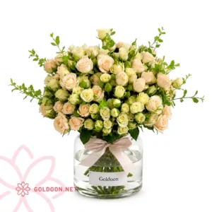 جار گل کد 002 با ترکیب گل‌های رز مینیاتوری کرم و هلویی داخل جار شیشه ای و آب