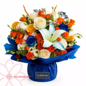 جار گل کد 004 از فروشگاه گلدون؛ با ترکیبی از لیلیوم اورینتال سفید، رز هلندی سفید، رز مینیاتوری نارنجی و لیسیانتوس سفید داخل جار شیشه‌ای شفاف؛ با ابعاد تقریبی 45 در 35 سانتی‌متر.
