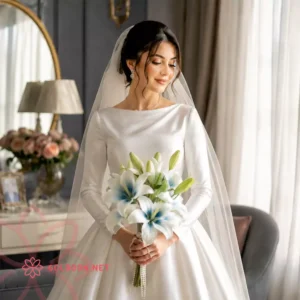 دسته گل عروس اورینتال کد 003 با گلهای لیلیوم و شیپوری به رنگ آبی با بست مروارید سفید در دستان عروس
