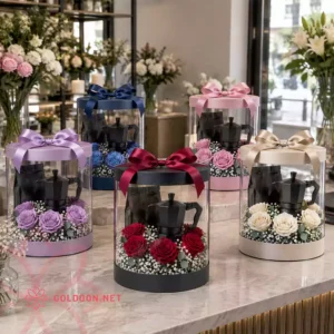 باکس گل و هدیه کد 034 در پنج رنگ قرمز، سفید، بنفش، آبی، صورتی با رز، ژیپسوفیلا، برگ اکالیپتوس، قهوه آسیابشده و موکاپات مشکی