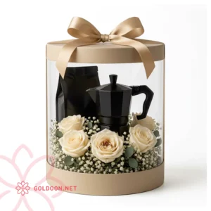 باکس گل و هدیه کد 034 رنگ سفید کرم با رز سفید، ژیپسوفیلا، برگ اکالیپتوس، قهوه آسیاب‌شده و موکاپات مشکی