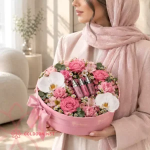 باکس گل و هدیه کد 035 رنگ صورتی با رز و ارکیده فالانوپسیس سفید و لیپگلاس کیکو میلانو در دستان مدل خانم
