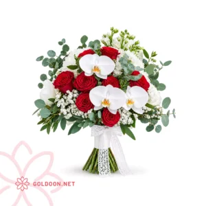 دسته گل عروس رز و ارکیده کد 009 ترکیب قرمز و سفید؛ رزهای هلندی قرمز در کنار ارکیده فالانوپسیس سفید و برگ اکالیپتوس، چیدمان گرد و پاپیون توری سفید دور ساقه روی زمینه سفید