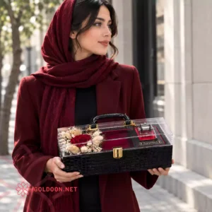 باکس موزیکال رز جاودان کد 005 با رز قرمز و دم‌خرگوشی در جعبه‌ی دسته‌دار مشکی با فضای خالی برای هدیه در دستان مدل خانم