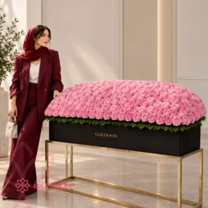 باکس گل رز لوکس کد 038؛ گلآرایی پرحجم از حدود 350 شاخه رز طبیعی صورتی با کیفیت در باکس مستطیلی بلند مشکی، با چیدمان متراکم در کنار مدل خانم