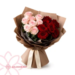 دسته گل رز دو رنگ کد 016 با رز صورتی و قرمز در بسته‌بندی قهوه‌ای با روبان ساتن کرم
