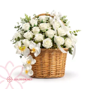 سبد گل رز سفید و ارکیده کد 003 با رز سفید و ارکیده فالانوپسیس در سبد حصیری دسته‌دار، روی پس‌زمینه سفید