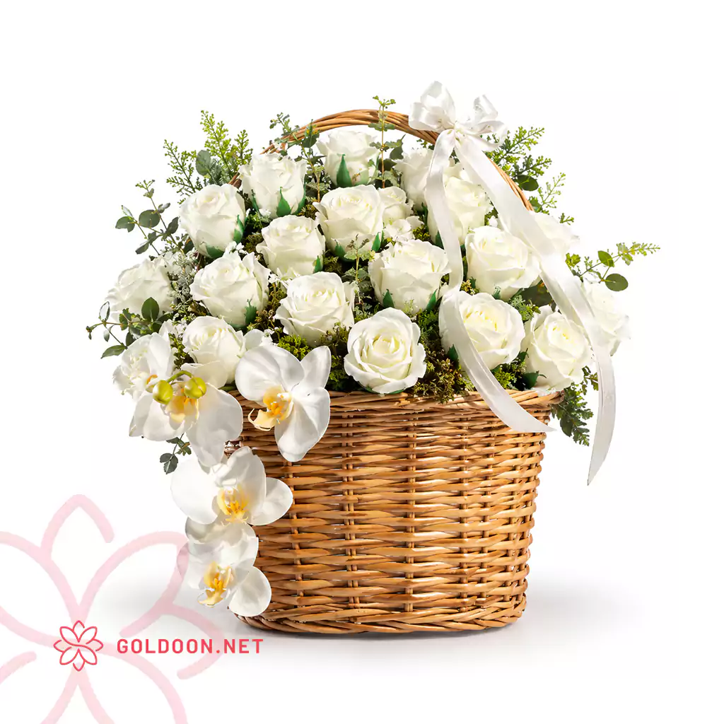 سبد گل رز سفید و ارکیده کد 003 با رز سفید و ارکیده فالانوپسیس در سبد حصیری دستهدار، روی پسزمینه سفید
